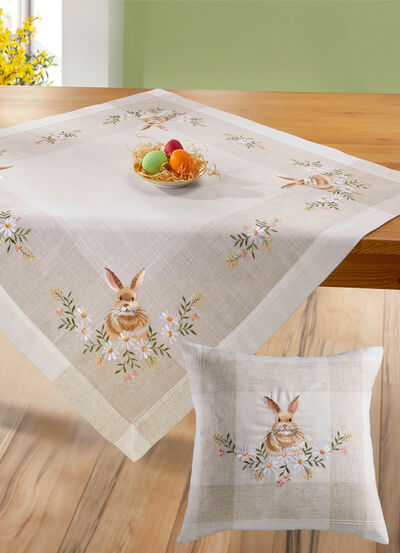 Geborduurde tafel- en kamerdecoratie met paashaasmotief 