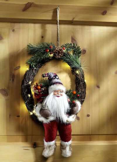 Handgemaakte kerstman in krans 