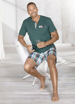 Shortama met knoopsluiting en borstzakje 