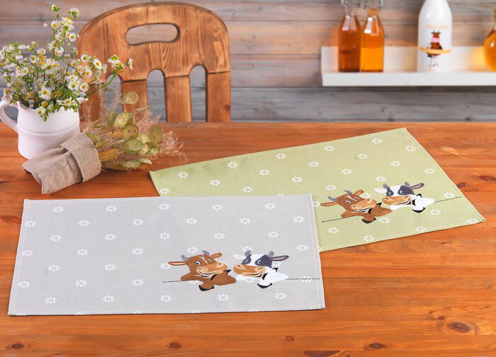 Tafelkleed met uitgebreid borduurwerk 