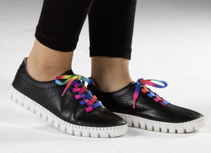 Gemini veterschoen met veters in regenboogkleuren ZWART