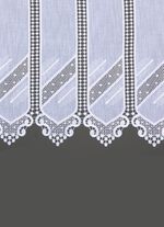 Klein raamgordijn met macram&eacute; afwerking 