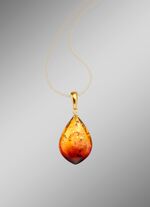 Kettinghanger met echte barnsteen 