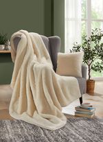 Deken en kussensloop van imitatiebont gemaakt van alpacawol 