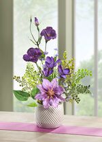Lysianthus/Clematis arrangement in witte keramische pot PAARSGROEN