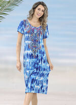 Laurina-jurk met inkjetprint. Juwelen en korte mouwen 