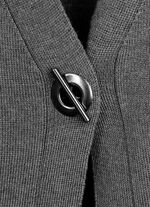 Gebreid vest met decoratieve sluiting 