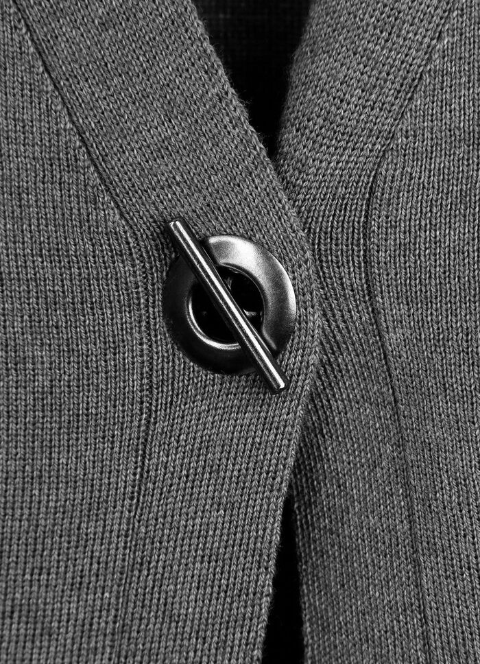 Gebreid vest met decoratieve sluiting 