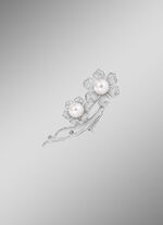 Bloemdesign pin met zoetwaterkweekparels 