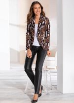 Korte blazer met een extravagant design 