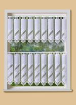 Klein raamgordijn met macram&eacute; afwerking 