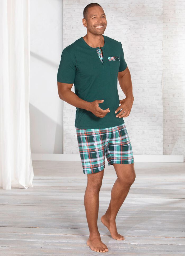 Shortama met knoopsluiting en borstzakje 