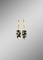 Oorbellen met onyx, bewerkt en bergkristal met bladgouden triplet 