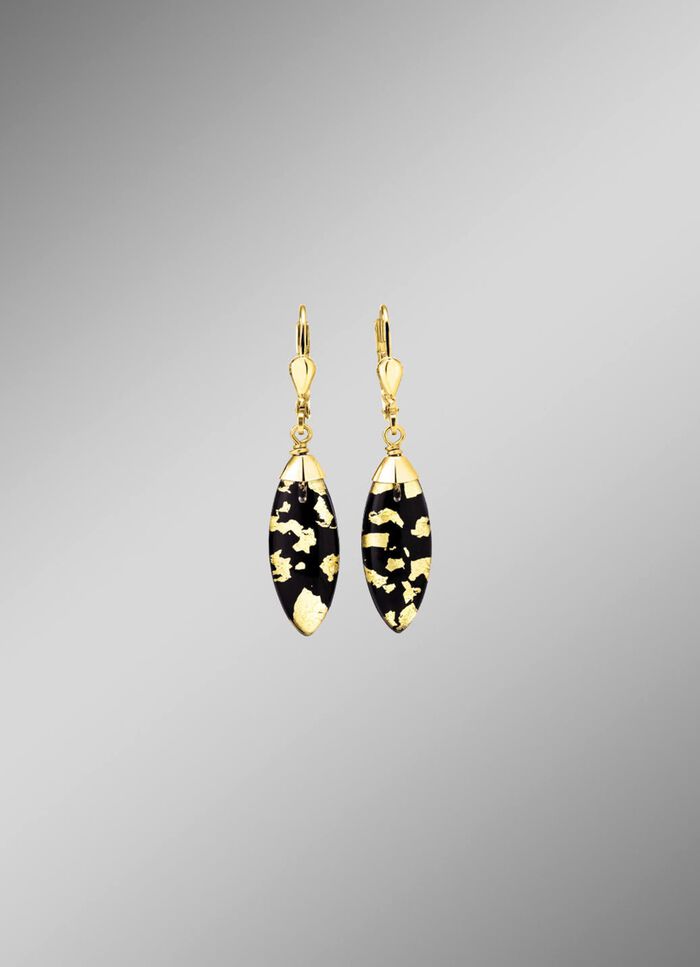 Oorbellen met onyx, bewerkt en bergkristal met bladgouden triplet 