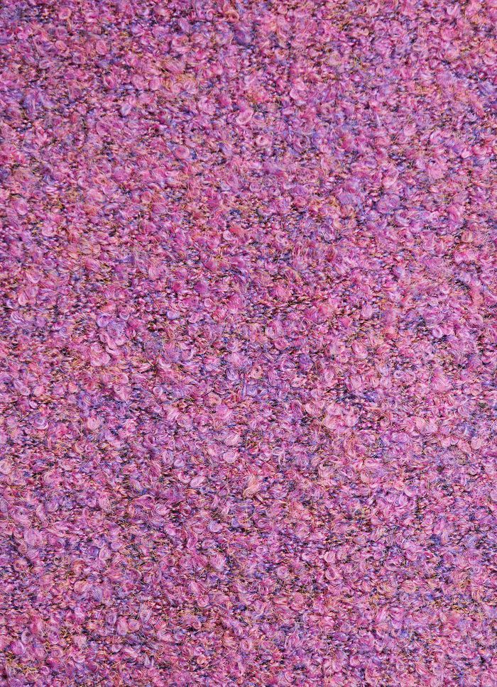 Korte trui gemaakt van boucl&eacute; gem&ecirc;leerd garen 