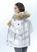 Jas met nepbont op de capuchon 