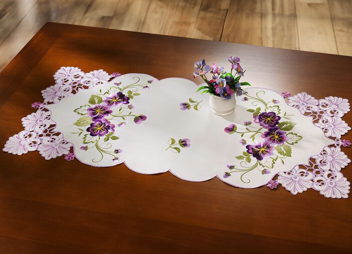 Tafel- en kamerdecoratie met bloemen in kantlook 