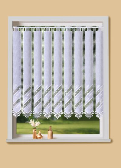 Klein raamgordijn met macram&eacute; afwerking 