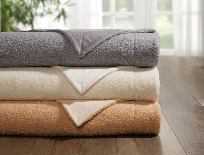 Dekens en kussens met een donzige, zachte teddy voorkant 