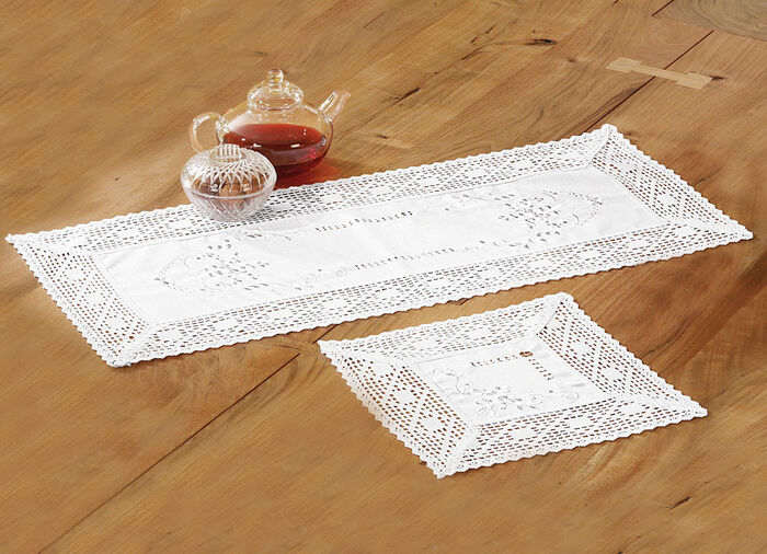 Tafel- en kamerdecoratie met delicaat borduurwerk en fantastisch gehaakt kant WIT