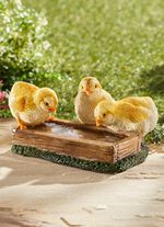 Met de hand beschilderde vogelbad met kuikentjes 