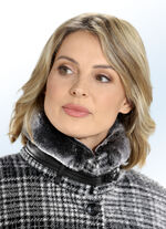 Lange jas met afneembare kunstbontgarnering 