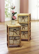 Plank met manden van geweven ma&iuml;sstro 