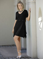 Jurk met decoratieve oogjes en lint in 2 kleuren 