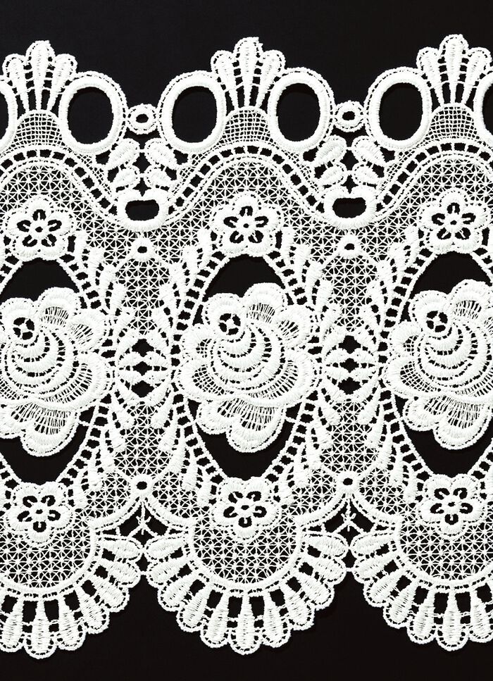 Charmant kort gordijn met roededoorvoer WIT EFFEN