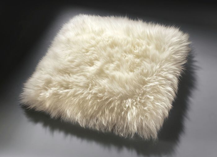 Stoelhoes van merino lamsleer in dierenvorm 