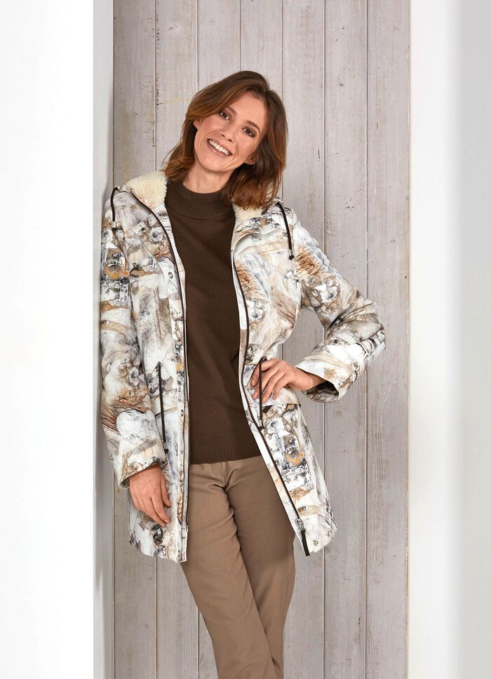 Korte jas met teddy binnenkant in de vaste capuchon 