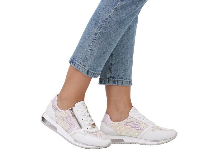 Sneakers van een interessante materiaalmix 