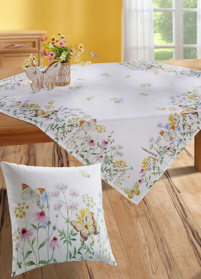Prachtig tafelkleed met lentemotieven 