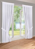 Raamdecoratie met uitgebreid Plauen-borduurwerk 