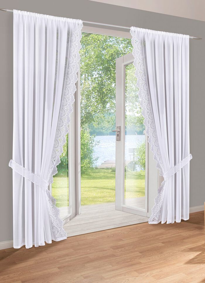 Raamdecoratie met uitgebreid Plauen-borduurwerk 