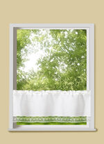 Kort gordijn met fijn vlinderborduursel 