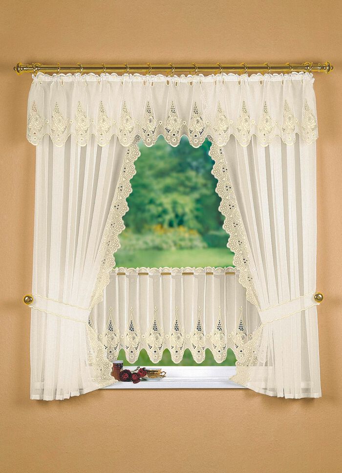 Raamdecoratie met uitgebreid Plauen-borduurwerk 