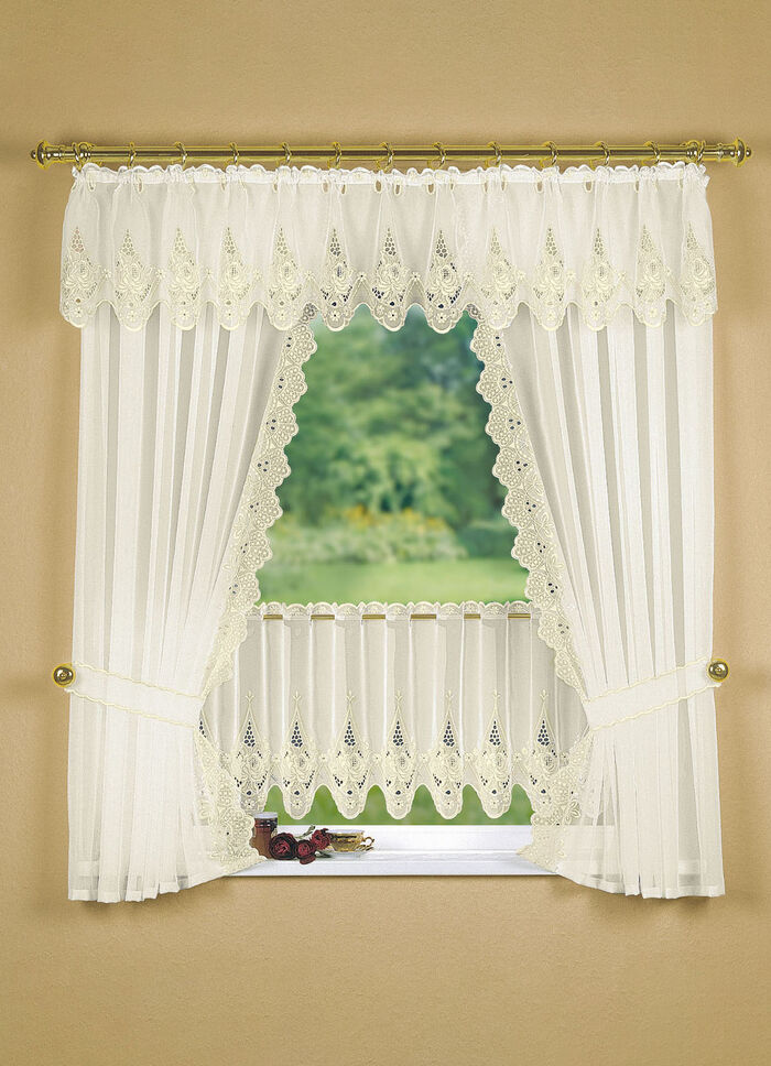 Raamdecoratie met uitgebreid Plauen-borduurwerk CRÈME