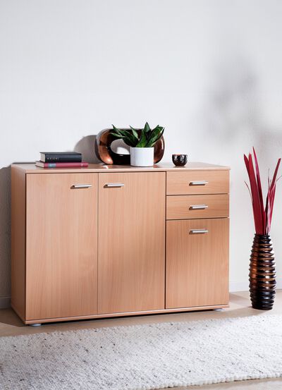 Moderne ladekastserie met zilverkleurige kunststof handgrepen 