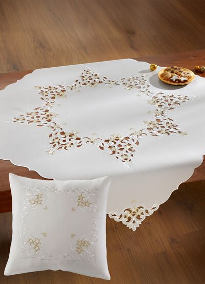 Tafelkleed met uitgebreid borduurwerk 