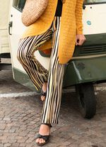 Broek met opvallend gestreept dessin 