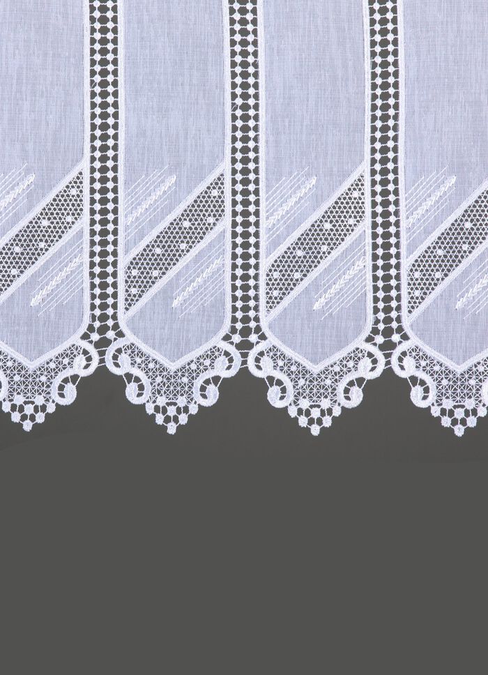 Klein raamgordijn met macram&eacute; afwerking 