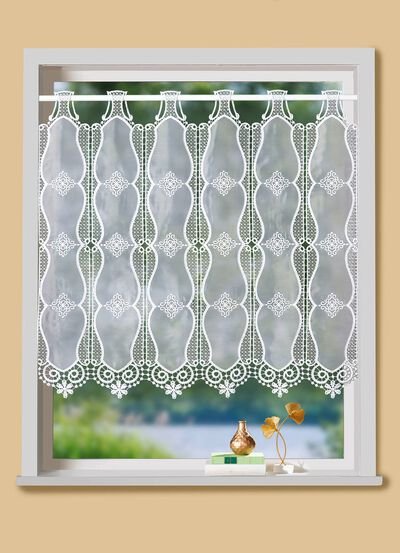 Klein raamgordijn met macram&eacute; afwerking 