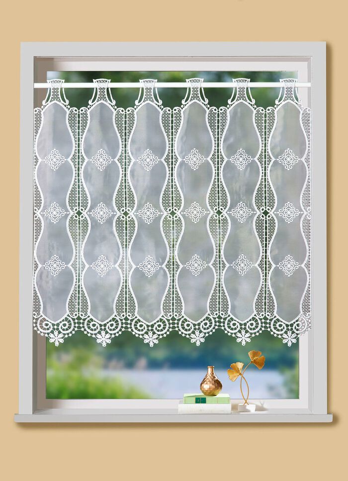 Klein raamgordijn met macram&eacute; afwerking 