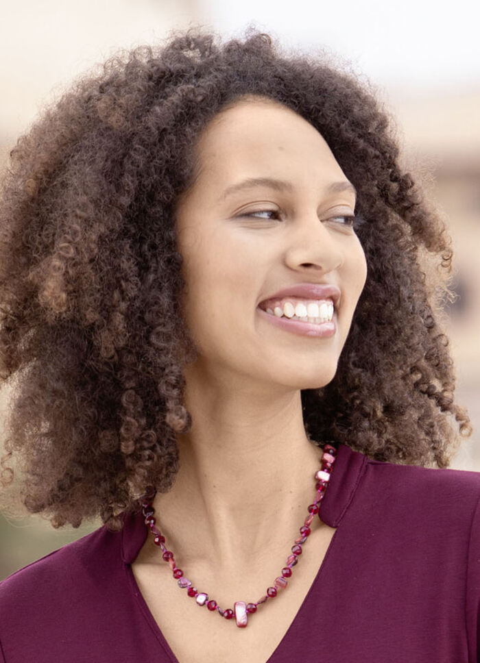 Schelpketting met gefacetteerde kristalstenen 