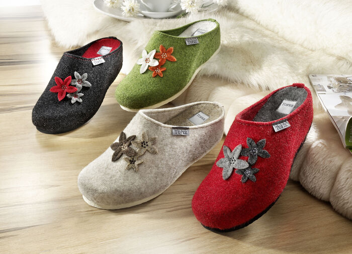 Slippers met bloemapplicaties 