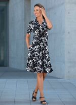 Jurk met een opvallende kraagoplossing 