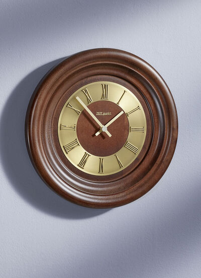 Wandklok van massief hout 