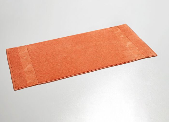 Barrevoetszachte badmat met een natuurlijk bladdessin 