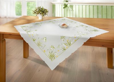 Geborduurde tafel- en kamerdecoratie met sneeuwklokjesmotief 